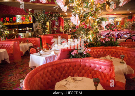 Das großzügige Madonna Inn Motel berühmt rosa Dekor und Marmor Urinal in San Luis Obispo neben Route 101 in Kalifornien. Stockfoto