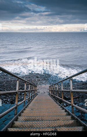 Metall Treppe führt hinunter die Flut Stockfoto