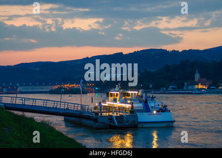 Persenbeug-Gottsdorf: Donau mit Kraftwerk Ybbs-Persenbeug, Persenbeug Schloss und einem Ausflugsschiff im Nibelungengau, Donau, Niederösterreich Stockfoto