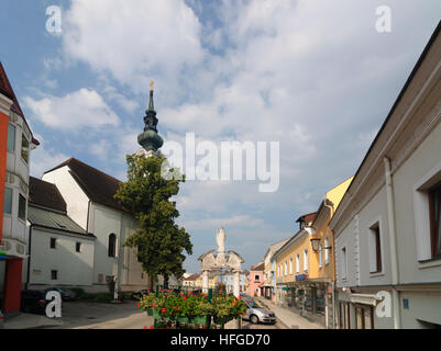 Pöchlarn: Pfarrkirche Maria Ascension und Marien Brunnen - Nibelungengau, Donau, Niederösterreich, Niederösterreich, Österreich Stockfoto