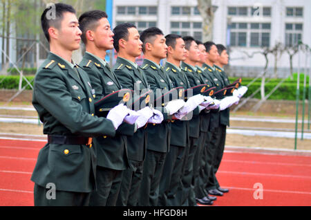 Chinesische Armee-jüngstere Söhne, Bohrer Praxis Stockfoto