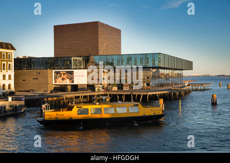 Dänemark, Kopenhagen, Nyhavn, Hafen, Wasser, Bus ab Haltestelle neben Skuespilhuset Royal Danish Playhouse Stockfoto