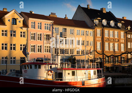 Dänemark, Kopenhagen, Nyhavn, Boote neben Kai Lagerhallen in Gehäuse und Restaurants umgewandelt Stockfoto