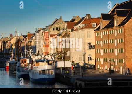 Dänemark, Kopenhagen, Nyhavn, Boote neben Kai Lagerhallen in Gehäuse und Restaurants umgewandelt Stockfoto