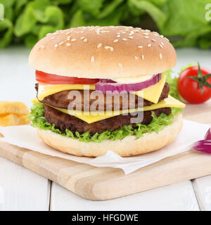 Doppelte Cheeseburger Hamburger frisches Rindfleisch Zwiebel Tomaten Salat Käse ungesund Stockfoto