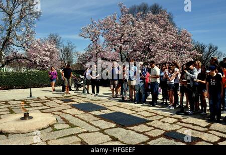 Arlington, Virginia: Touristen schnappen Fotos auf Grabstätten OfJohn F. Kennedy, Jacqueline Kennedy Onassis und RFK Stockfoto