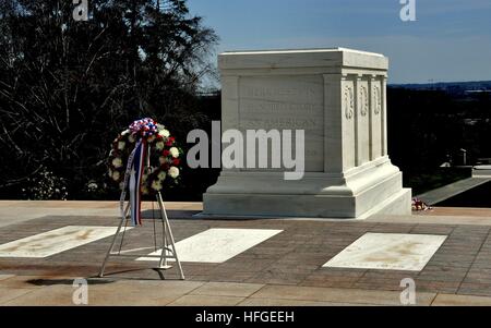 Arlington, Virginia - 12. April 2014: Grab des unbekannten Soldaten und Gedenkstätte Blumenkranz auf dem Arlington National Cemetery Stockfoto