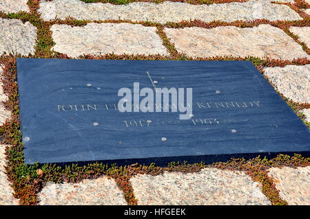 Arlington, Virginia - 12. April 2014: Einfache schwarze Marmortafel an der Grabstätte von Präsident John F. Kennedy auf dem Nationalfriedhof Arlington Stockfoto