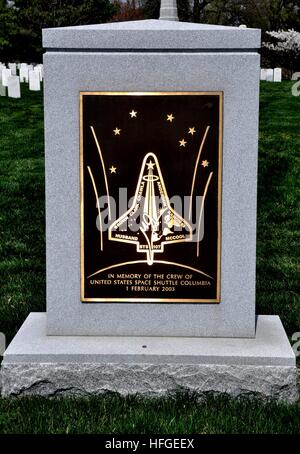 Arlington, Virginia - 12. April 2014: Space Shuttle Columbia Gedenktafel auf dem Arlington National Cemetery Stockfoto