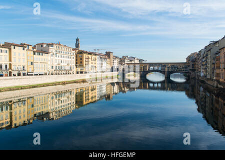 Ponte Vecchio Brücke über den Arno in Florenz, Italien Stockfoto