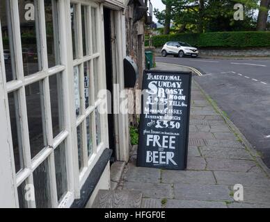 Ein humorvolles Schild vor einem Pub in Bristol, England. Stockfoto