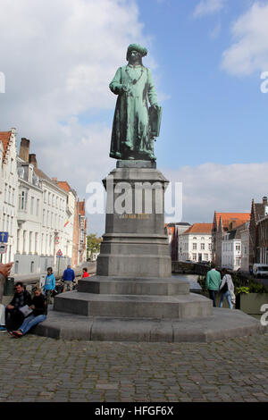 Statue des renommierten Brügge Malers Jan Van Eyck auf dem Platz nach ihm benannt, in Brügge Belgien. Stockfoto