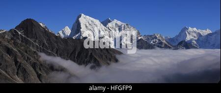 Blick von einem Berggipfel in den Gokyo-Tal, Nepal. Herbst-Szene. Mount Cholatse und anderen Hochgebirgen. Stockfoto