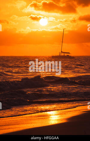 Bunte Sonnenaufgang über dem Atlantik. Dominikanische Republik, Punta Cana Beach, vertikale Seelandschaft Foto Stockfoto