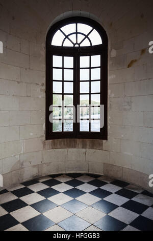 Abstrakten antiken Interieur Fragment. Runde Fenster, glänzende Boden Fliesen mit Karomuster Stockfoto