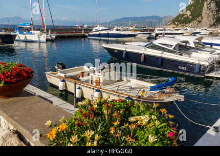 Den kommerziellen Hafen von Capri, Kampanien, Italien, im Tyrrhenischen Meer. Docks und Anlegestelle für private und gewerbliche Schiffe. Stockfoto