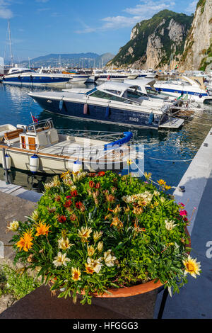 Den kommerziellen Hafen von Capri, Kampanien, Italien, im Tyrrhenischen Meer. Docks und Anlegestelle für private und gewerbliche Schiffe. Stockfoto