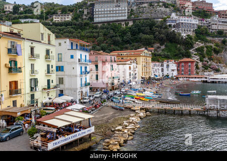 Die alten beliebter Urlaubsort der Hafen Marina Grande in Sorrent, Kampanien, Süditalien. Stockfoto