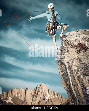 Weibliche Kletterer Dangeling vom Rand eines steilen Felsen-Berges. Stockfoto