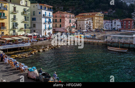 Die alten beliebter Urlaubsort der Hafen Marina Grande in Sorrent, Kampanien, Süditalien. Stockfoto