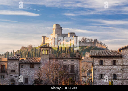 Rocca Maggiore (Zitadelle) über die Stadt Assisi Perugia Provinz Umbrien, Italien. Geburtsort des Heiligen Franziskus. Stockfoto