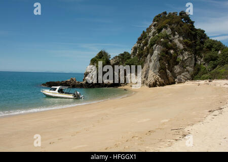 Manchmal ruhen Wasser Taxifahrer an den goldenen Stränden der Anapai Bucht am Pazifik im Abel Tasman National Park. Stockfoto