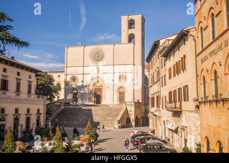 Dom in Piazza del Popolo, Todi, eine Stadt in der Provinz von Perugia, Umbrien Region, Italien. In der Weihnachtszeit. Stockfoto