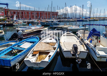 Boote vertäut im Hafen in Neapel, die Bucht von Neapel, Kampanien, Süditalien. Stockfoto