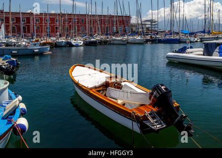 Boote vertäut im Hafen in Neapel, die Bucht von Neapel, Kampanien, Süditalien. Stockfoto