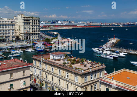 Blick über die Bucht von Neapel und Marina Liegeplätze von Castel Ovo, Neapel, Kampanien, Italien. Stockfoto