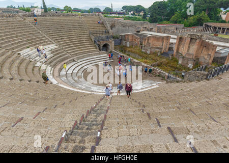 Das Teatro Grande oder Grand Theatre in den Ruinen von Pompeji, Kampanien, Süditalien. Stockfoto