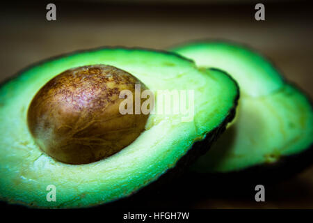 Nahaufnahme Schuss eine Avocado mit Grube mit einem Makroobjektiv aufgenommen. Stockfoto