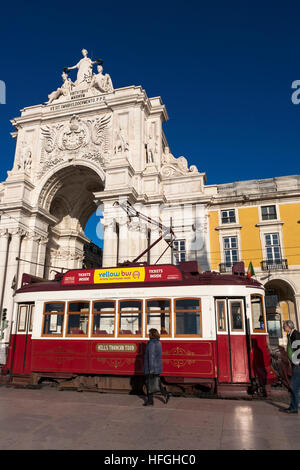 Die Arco da Rua Augusta und eine altmodische Straßenbahn, Praça do Comércio, Lissabon, Portugalremo Stockfoto