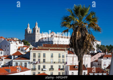 Blick auf die Igreja de São Vicente de Fora von Portas Sol, Alfama, Lissabon, Portugal Stockfoto