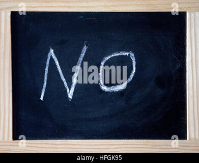 das Wort nicht schriftlich an schwarze Tafel Stockfoto