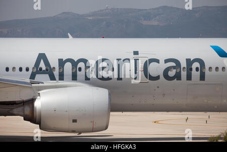 Motor und Rumpf von einem American Airlines Boeing 777-200ER auf Start-und Landebahn vor dem Abheben vom Flughafen El Prat in Barcelona Stockfoto