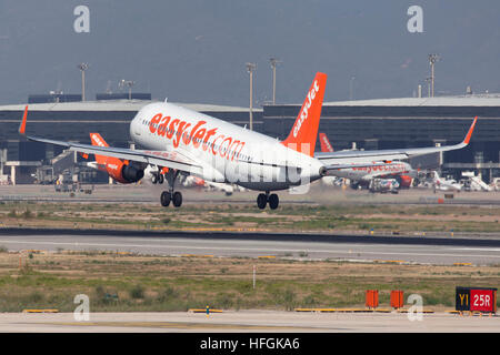 EasyJet Airbus A320 landet auf dem Flughafen El Prat in Barcelona, Spanien. Stockfoto