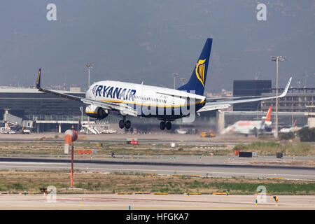 Ryanair Boeing 737-800 landet auf dem Flughafen El Prat in Barcelona, Spanien. Stockfoto