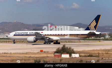 Singapore Airlines Boeing 777-300ER auf Start-und Landebahn vor dem Abheben vom Flughafen El Prat in Barcelona, Spanien. Stockfoto