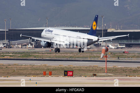 Lufthansa Airbus A321 landet auf dem Flughafen El Prat in Barcelona, Spanien. Stockfoto