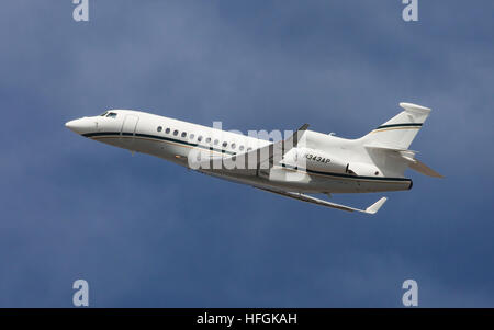 Dassault Falcon 7 X dem Start vom Flughafen El Prat in Barcelona, Spanien. Stockfoto