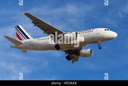 Air France Airbus A319 nähert sich zum Flughafen El Prat in Barcelona, Spanien. Stockfoto