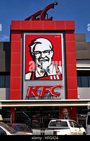 KFC Fastfood Restaurant Zeichen gegen einen tiefblauen Sommerhimmel. S. E. Asien Thailand Stockfoto