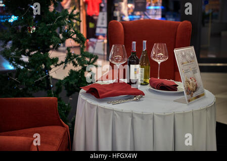 Restaurant Werbung Tabellenlayout mit Wein in Flaschen und Gläsern. Weihnachtsarrangement. Stockfoto
