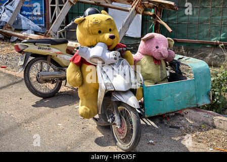 Verlassene und ausrangierte Kindes Stofftiere. S. E. Asien Thailand Stockfoto
