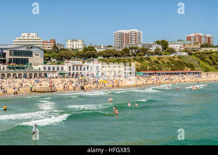 Touristen am Strand des Ferienortes Bournemouth, Dorset, Südengland Stockfoto