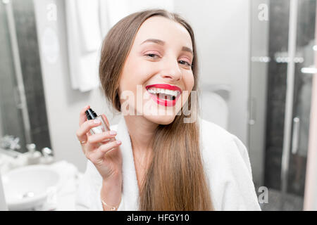 Frau, die Anwendung von Heilpflanzen Stockfoto