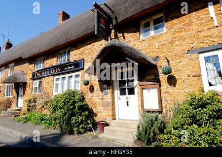 Das Red Lion Public House im Dorf Cropredy in Oxfordshire Stockfoto