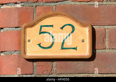 Haus Nummer 52 Schild an Wand Stockfoto