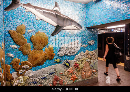 New York City, NY NYC Manhattan, U-Bahn, MTA, 81st Street, Museum of Natural History Center, Station, Plattform, Mosaik, Wandgemälde, Hai, Meeresleben, NY160722035 Stockfoto